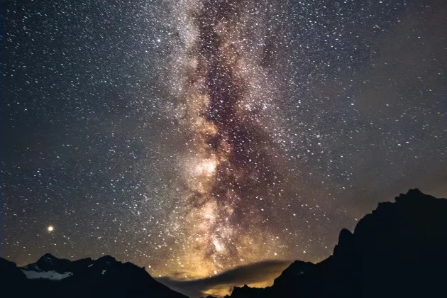 Stjärnhimmel över berg. Foto.